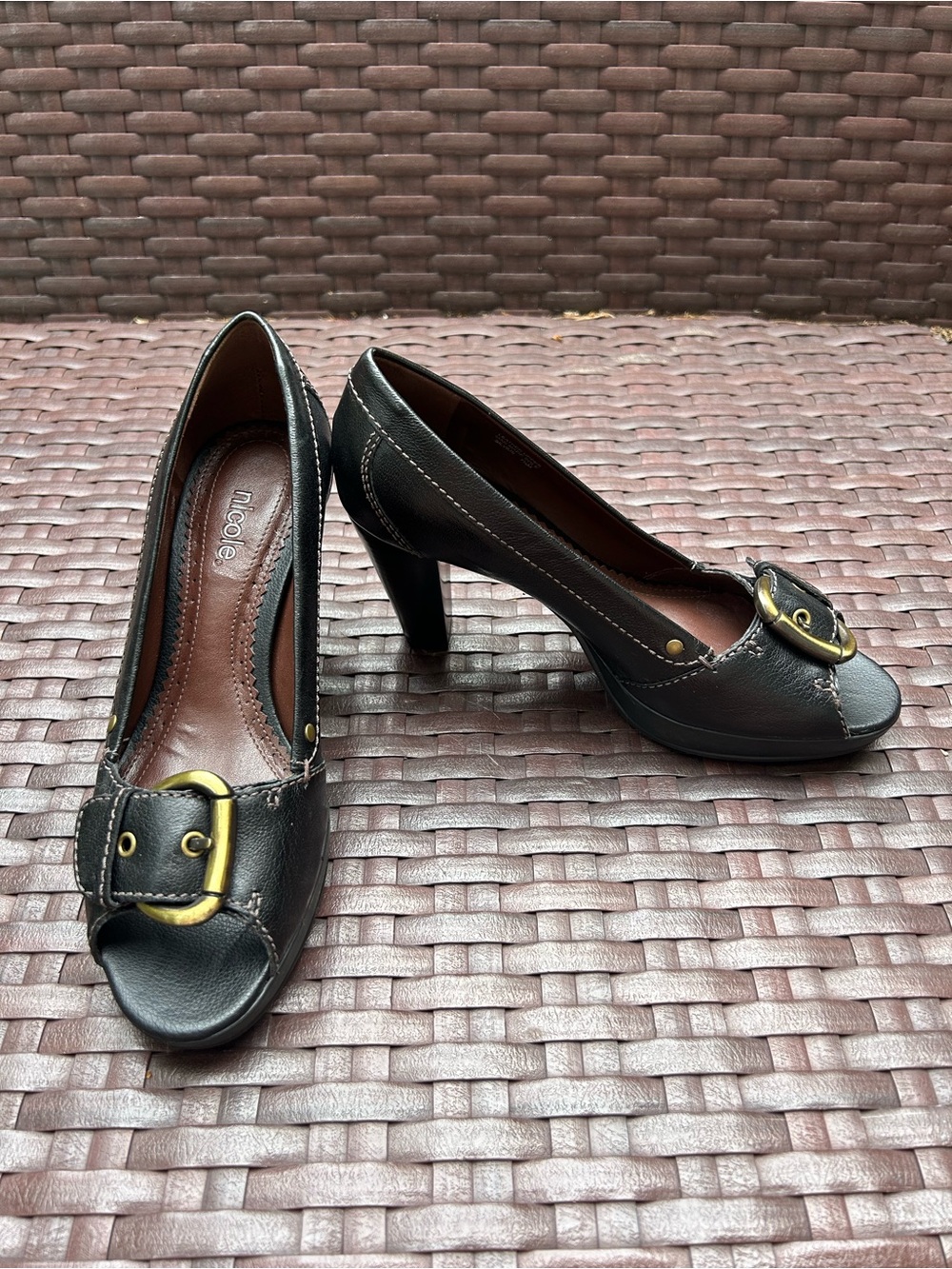 Peep-Toe Heel with Gold Buckle Size 7.5 NEW
Black leather- by Nicole - Classy - Picture 3 of 12